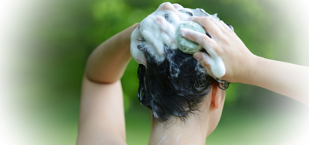 Unsere festen Haarshampoos sind umweltfreundlich und praktisch! Unsere festen Haarshampoos sind umweltfreundlich und praktisch!